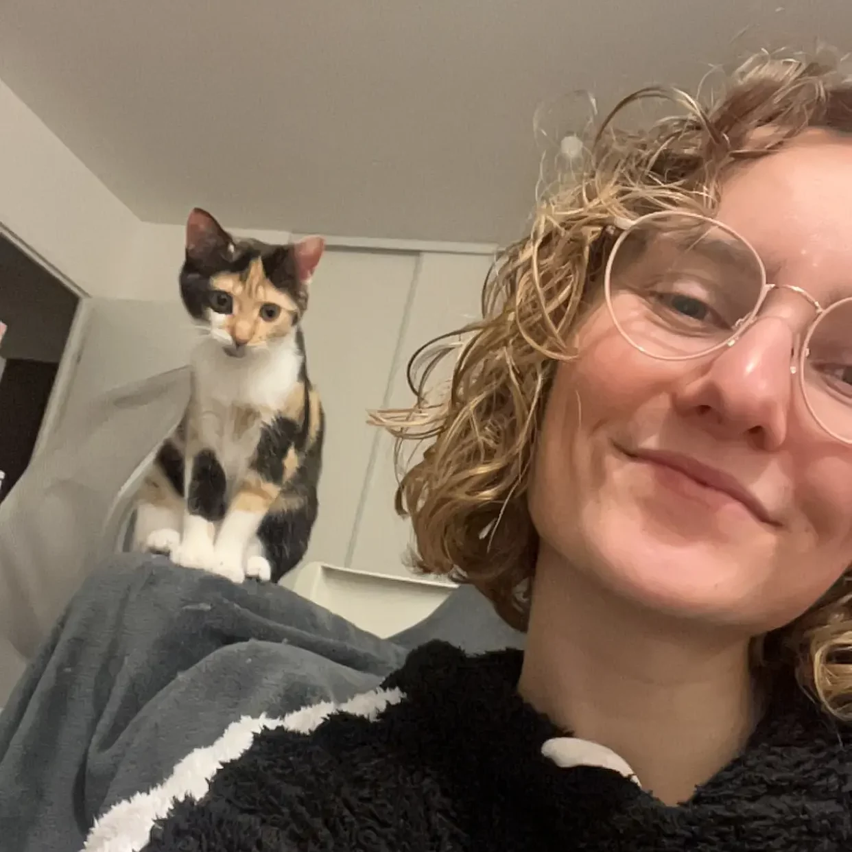 Selfie d'une femme et d'un chat